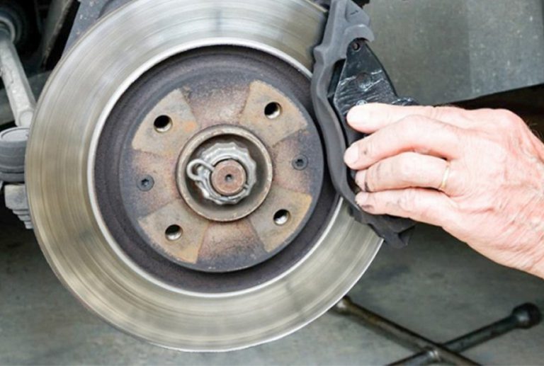 Tác hại nghiêm trọng khi lười thay dầu phanh ô tô